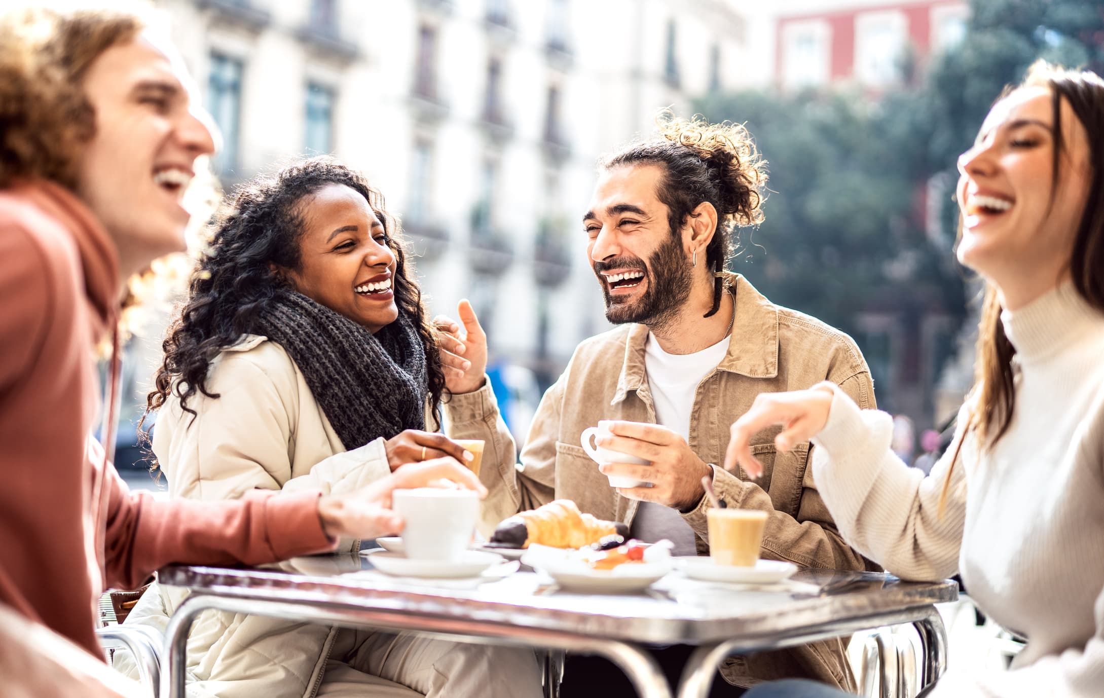amigos riendo en una terraza